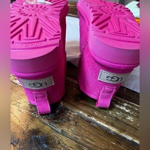 Uggs. Pink. size 6. New without box